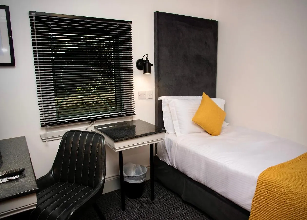 Siberia Bar & Hotel Aberdeen 3*,